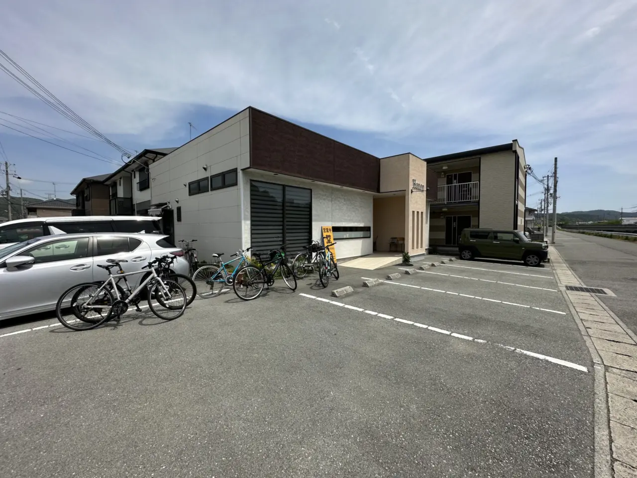 Hanon（ハノン）の外観と店舗前駐車場