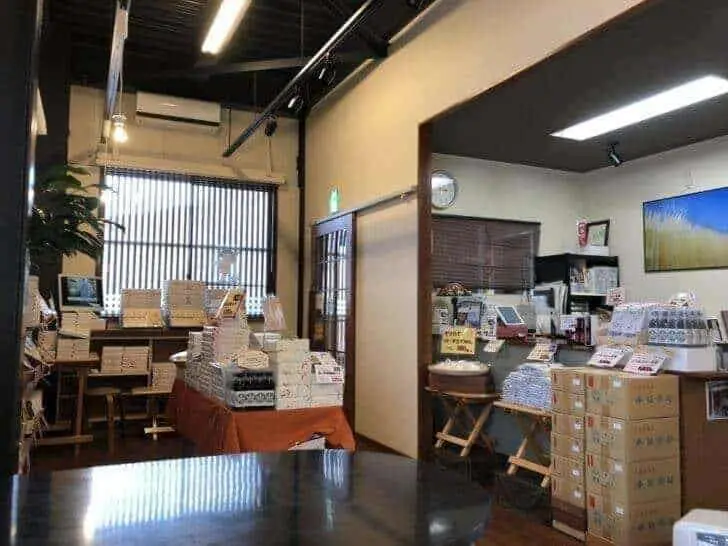 小豆島手延べそうめん作兵衛の店内