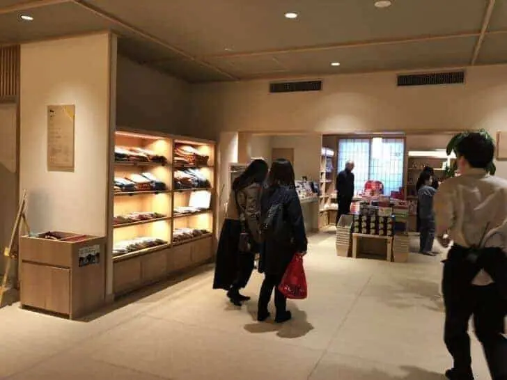 お宿 月夜のうさぎのロビー奥バイキング会場