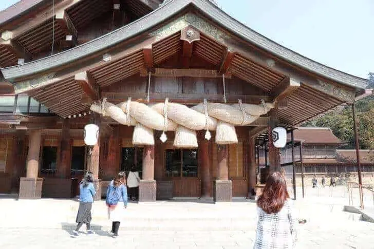 出雲大社の参拝の様子