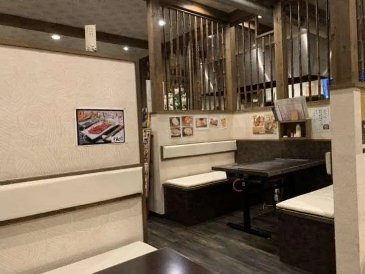いなほやの小上がり席と店内の雰囲気