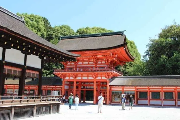 下鴨神社の舞殿と楼門