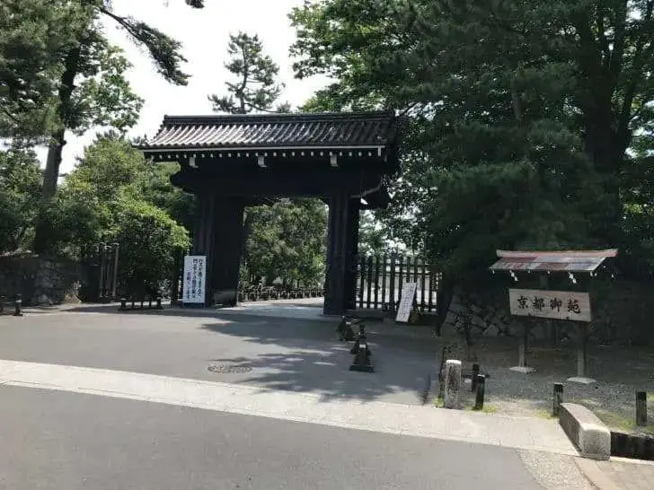 京都御苑の広大な砂利道